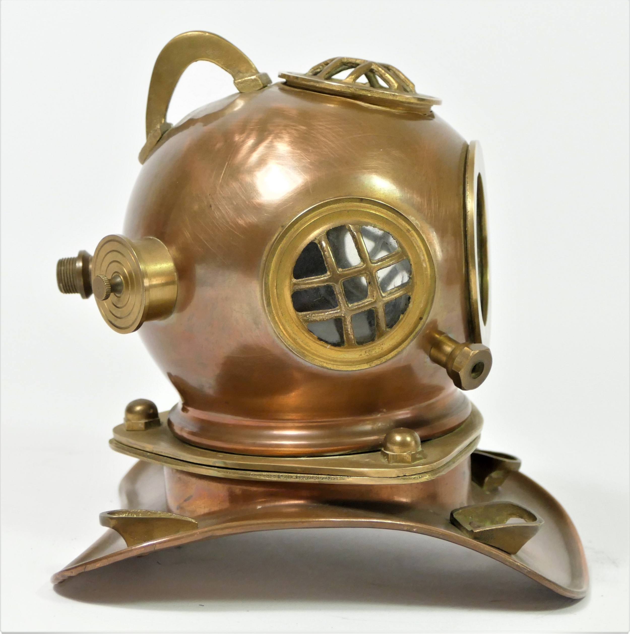 A decorative copper and brass divers helmet, 18 x 18cm - Image 2 of 4