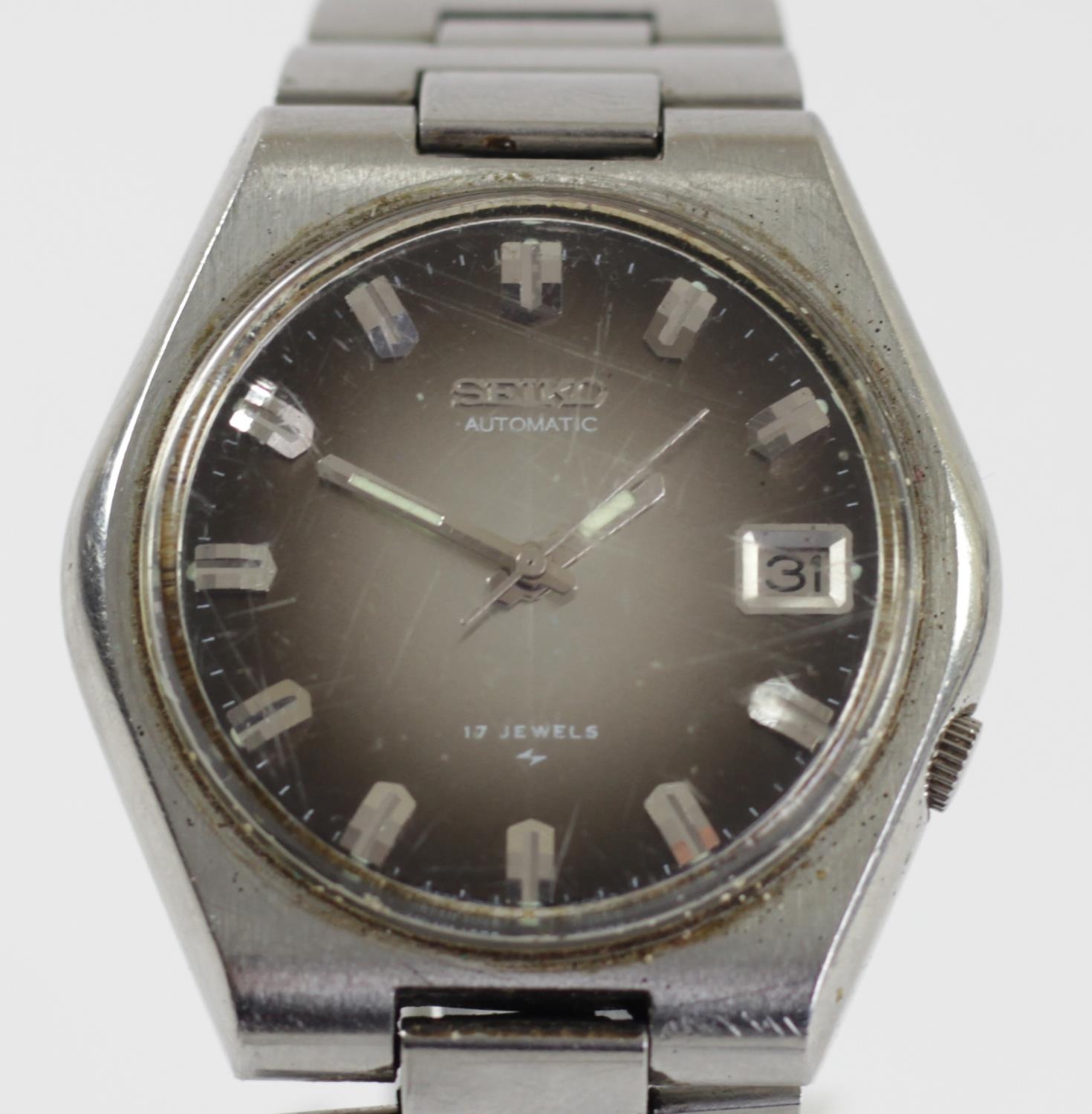 Seiko 5, a stainless steel black dial day/date automatic gentleman's wristwatch, ref 7009-3130, - Image 2 of 9