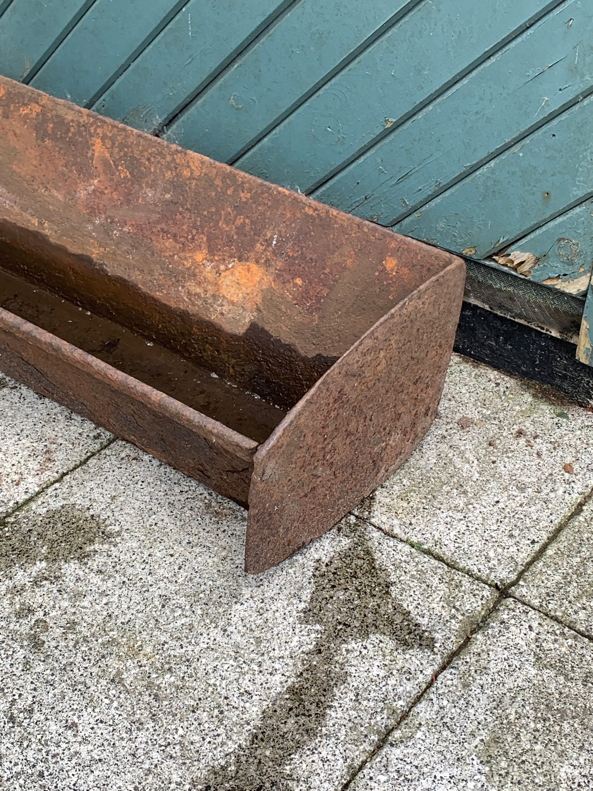 A cast iron trough, 91cm x 23cm x 34cm - Image 2 of 2