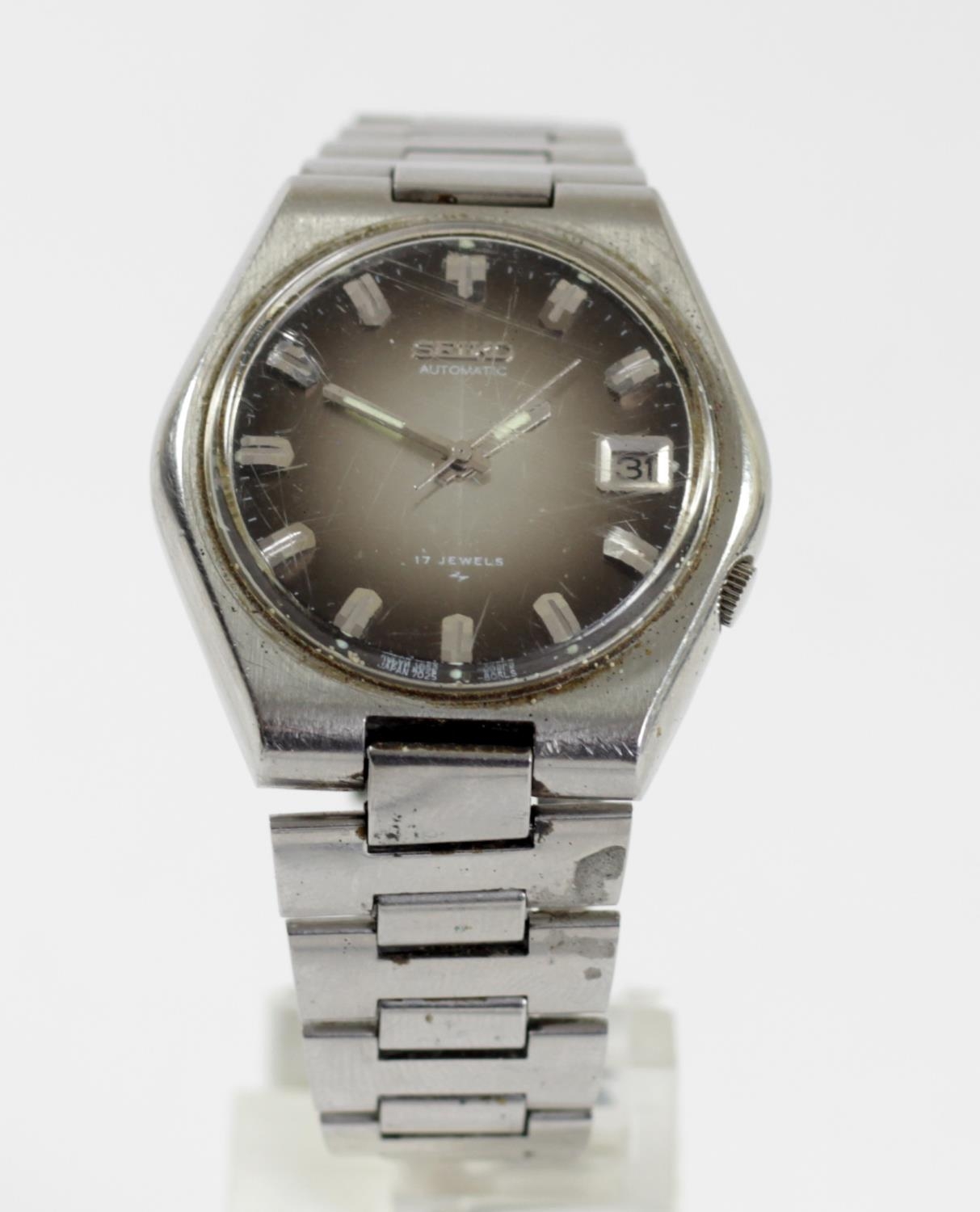 Seiko 5, a stainless steel black dial day/date automatic gentleman's wristwatch, ref 7009-3130, - Image 3 of 9