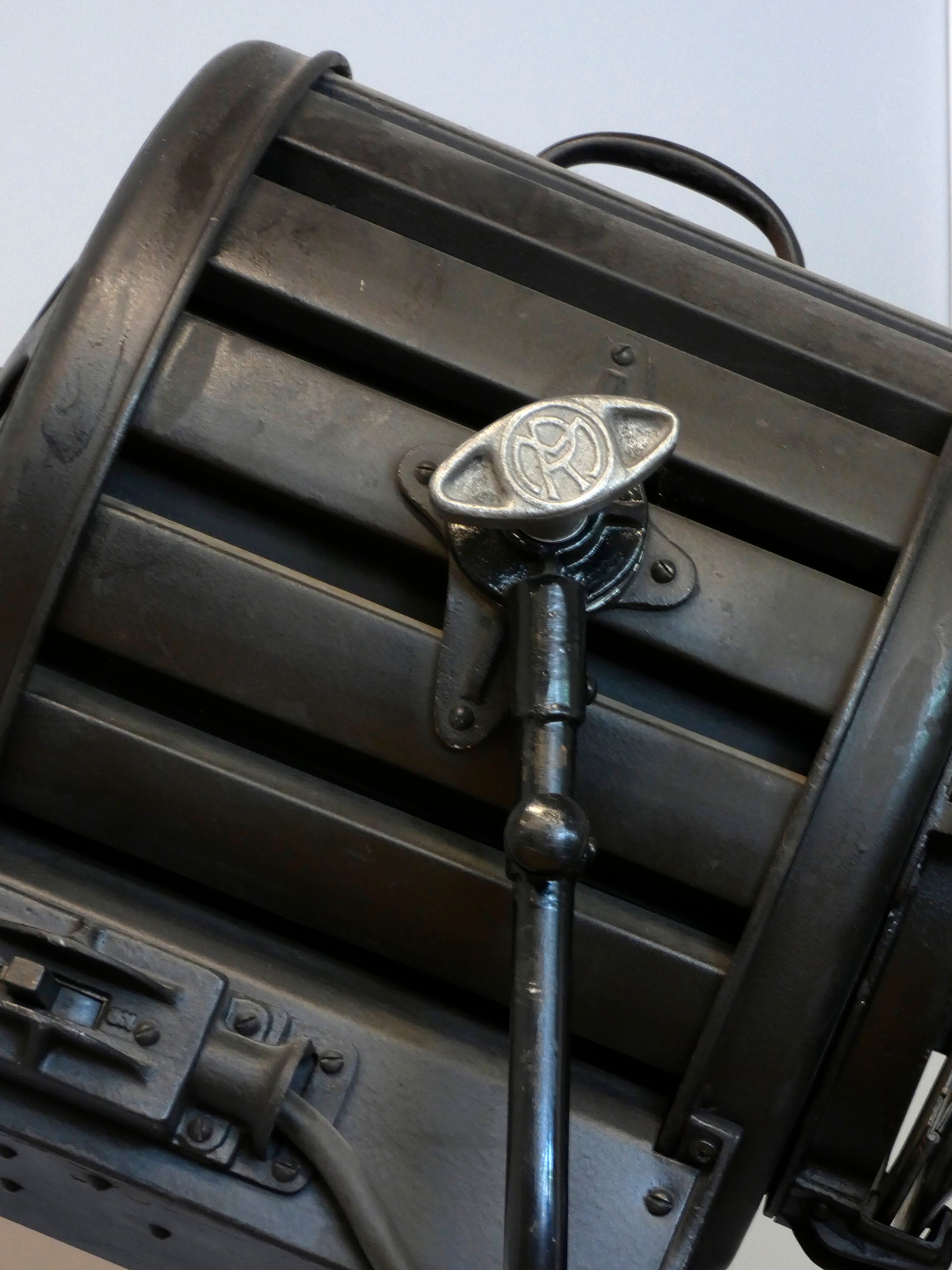 A Mole Richardson Photography / Studio light, barn doors, metal construction, on a tri-wheeled - Image 2 of 3
