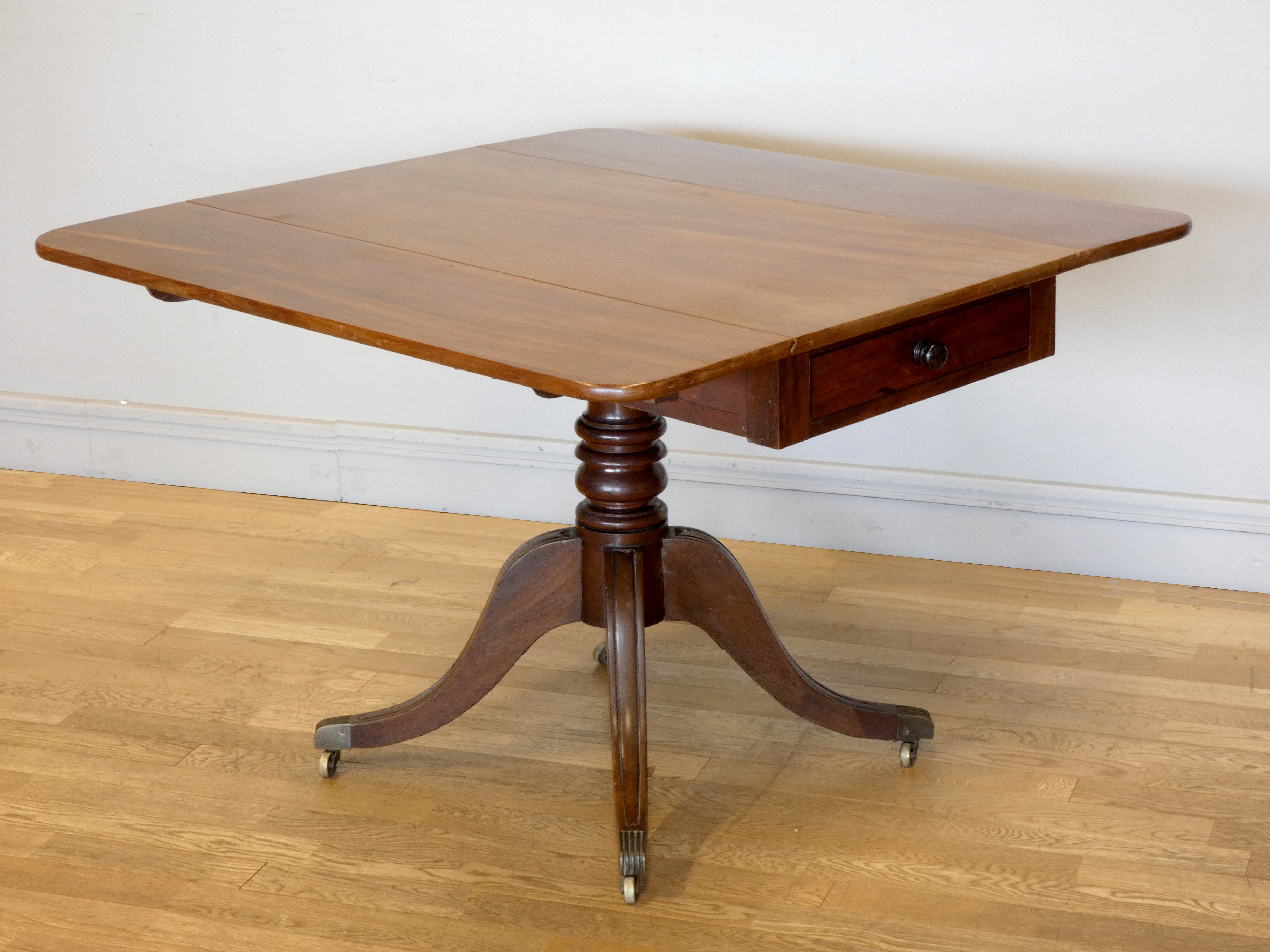 An early 19th century mahogany sofa table, raised on a turned pedestal, to a quatrefoil base, drawer - Image 2 of 7