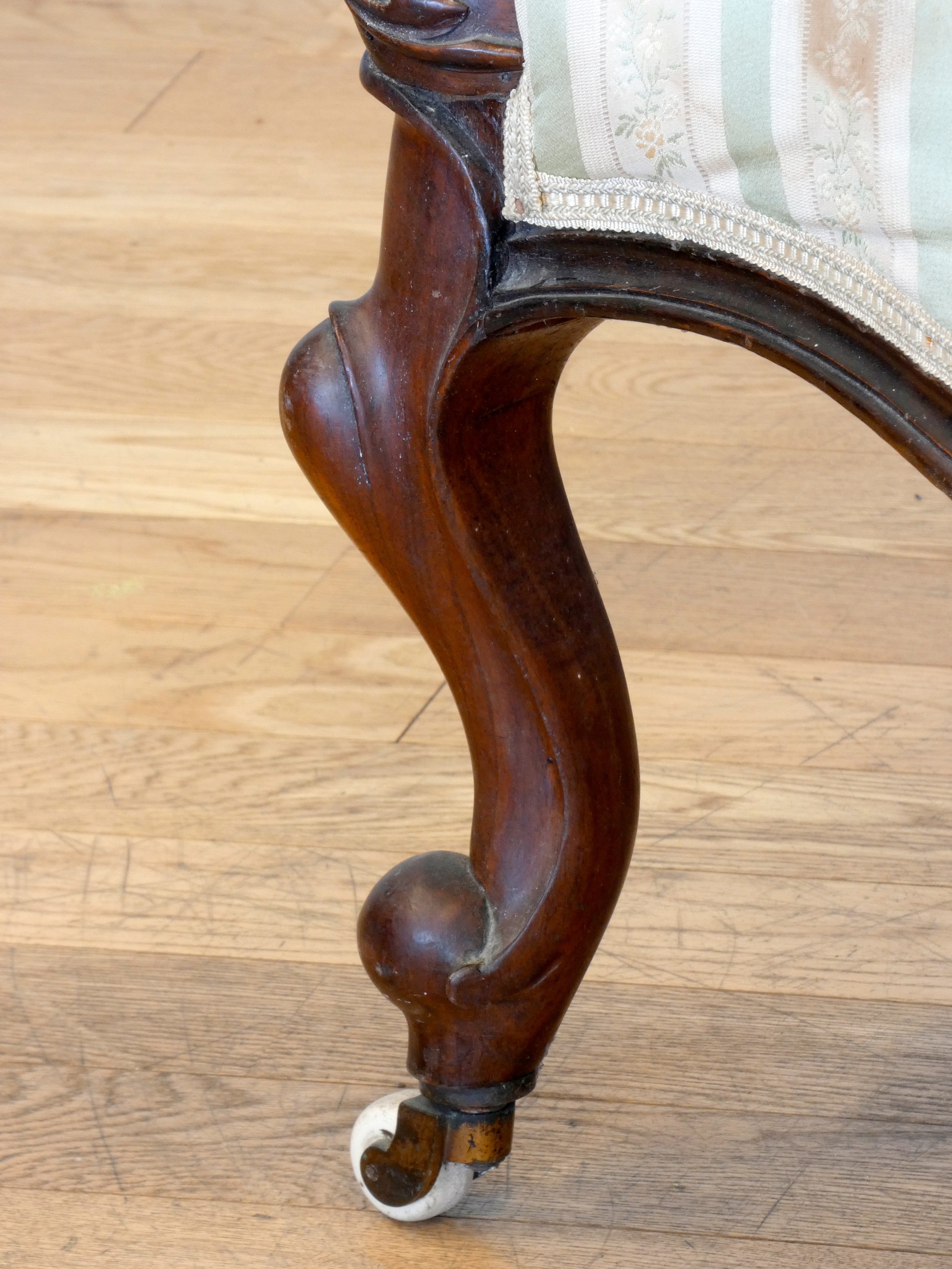 A Victorian carved mahogany button back parlour chair, padded arms, with carved cabriole front - Image 6 of 11