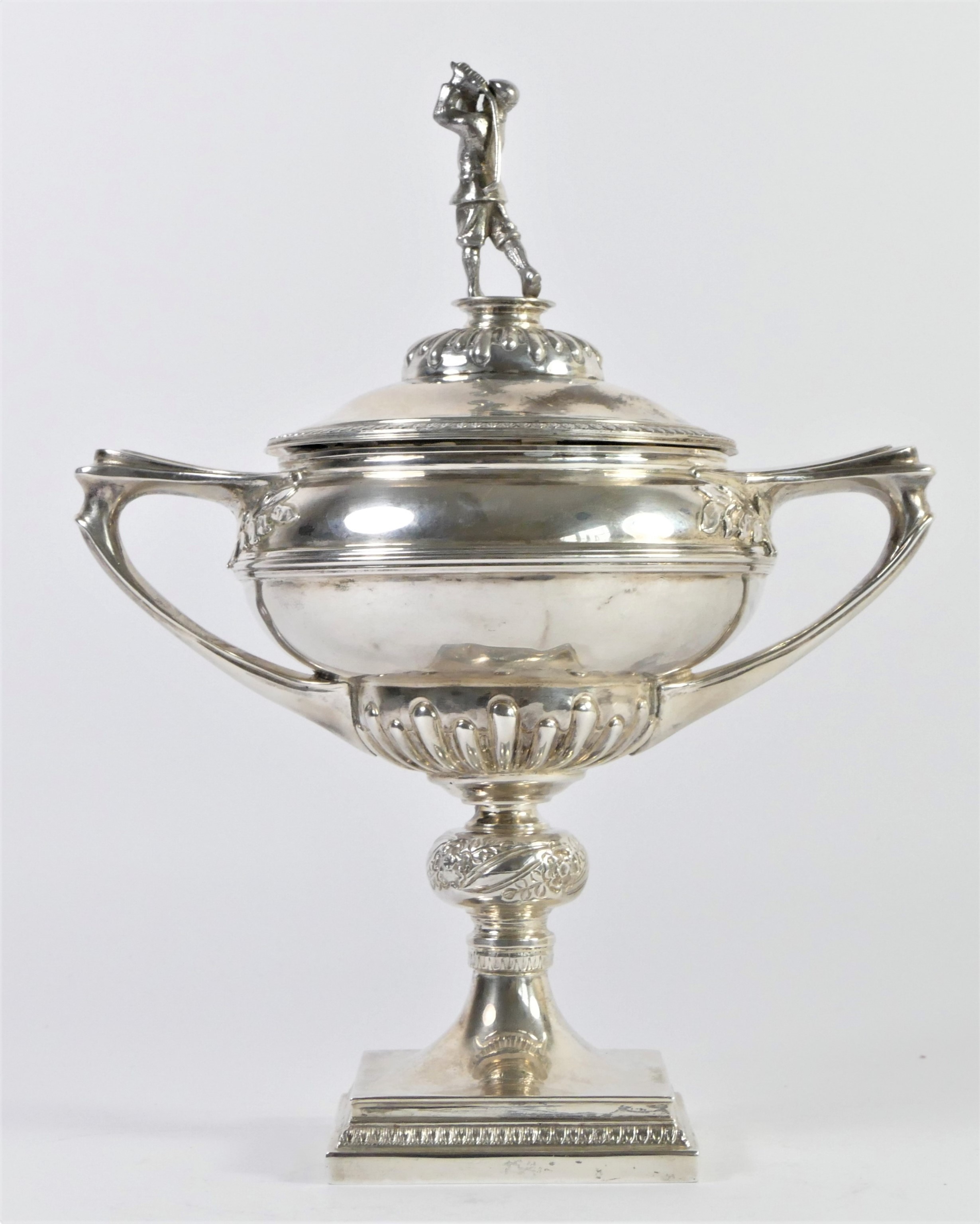 A silver golfing trophy, by Manoah Rhodes, Sheffield 1925, the pull off cover with a golfer in - Image 4 of 4