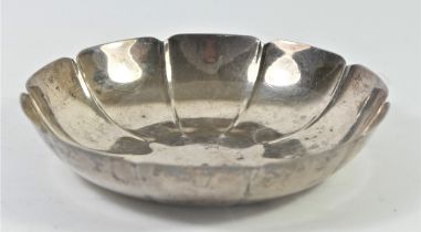 A silver strawberry dish, London1968, diameter 12cm, 91gm.