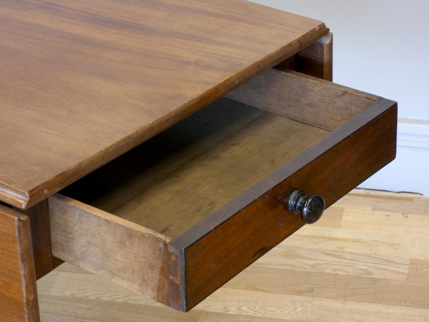 An early 19th century mahogany sofa table, raised on a turned pedestal, to a quatrefoil base, drawer - Image 3 of 7