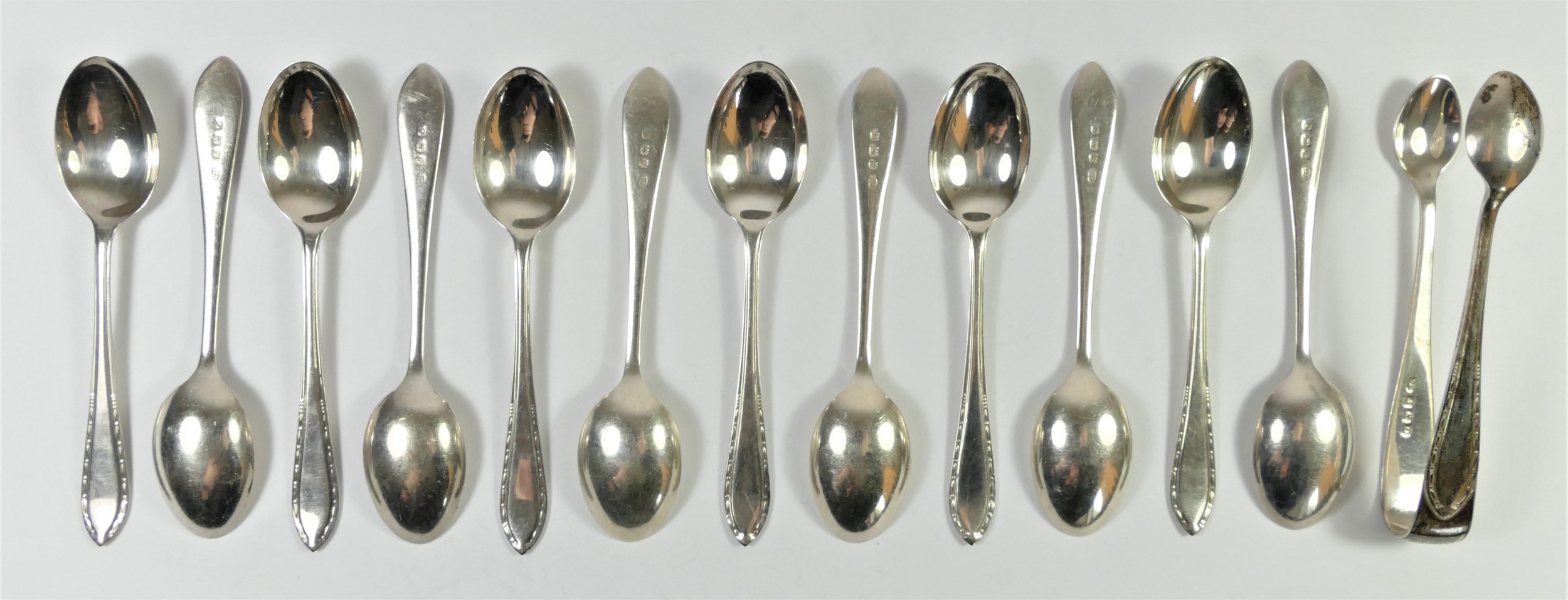 A silver set of twelve teaspoons and tongs, Birmingham 1938, 174gm.