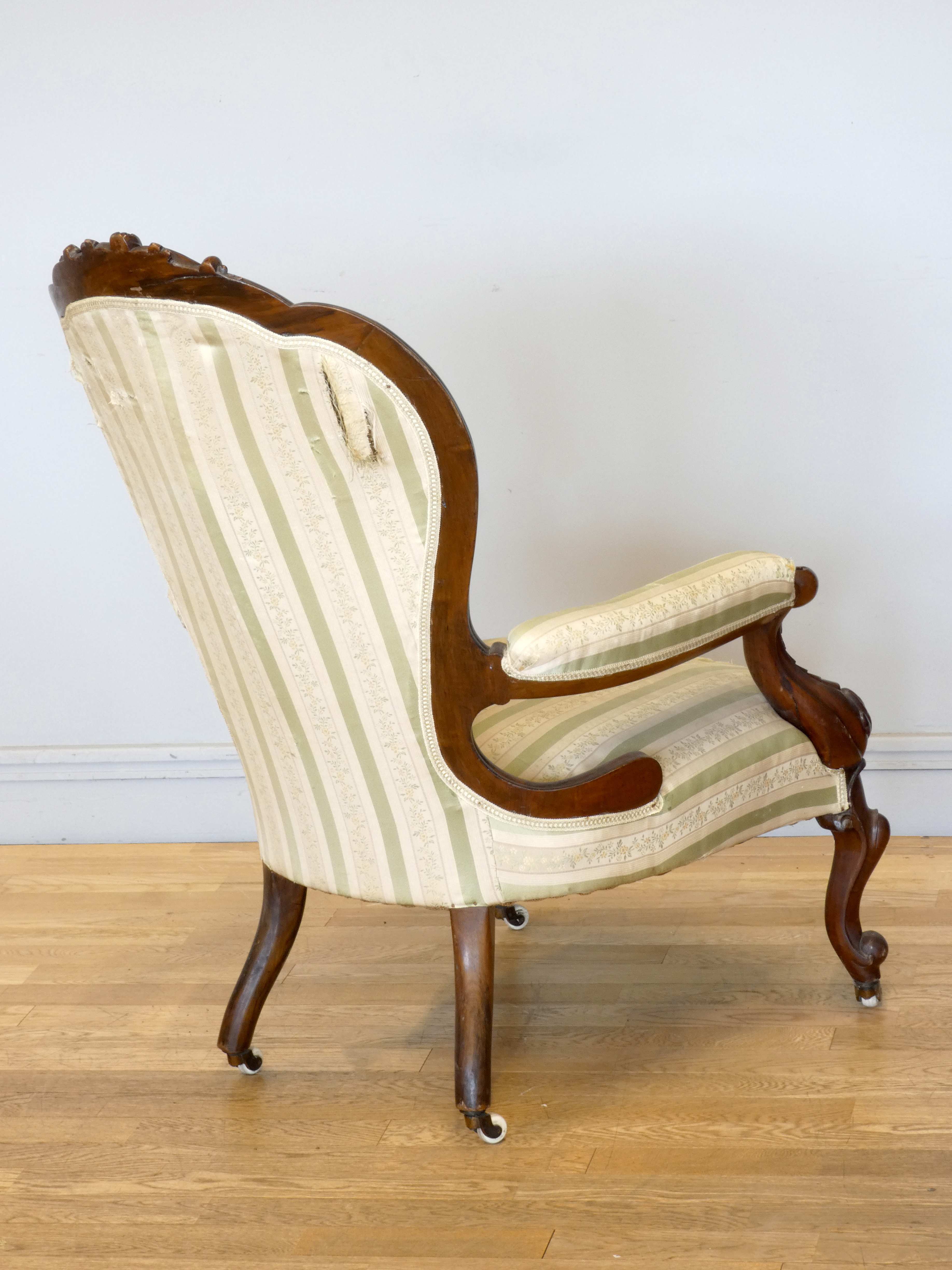A Victorian carved mahogany button back parlour chair, padded arms, with carved cabriole front - Image 10 of 11