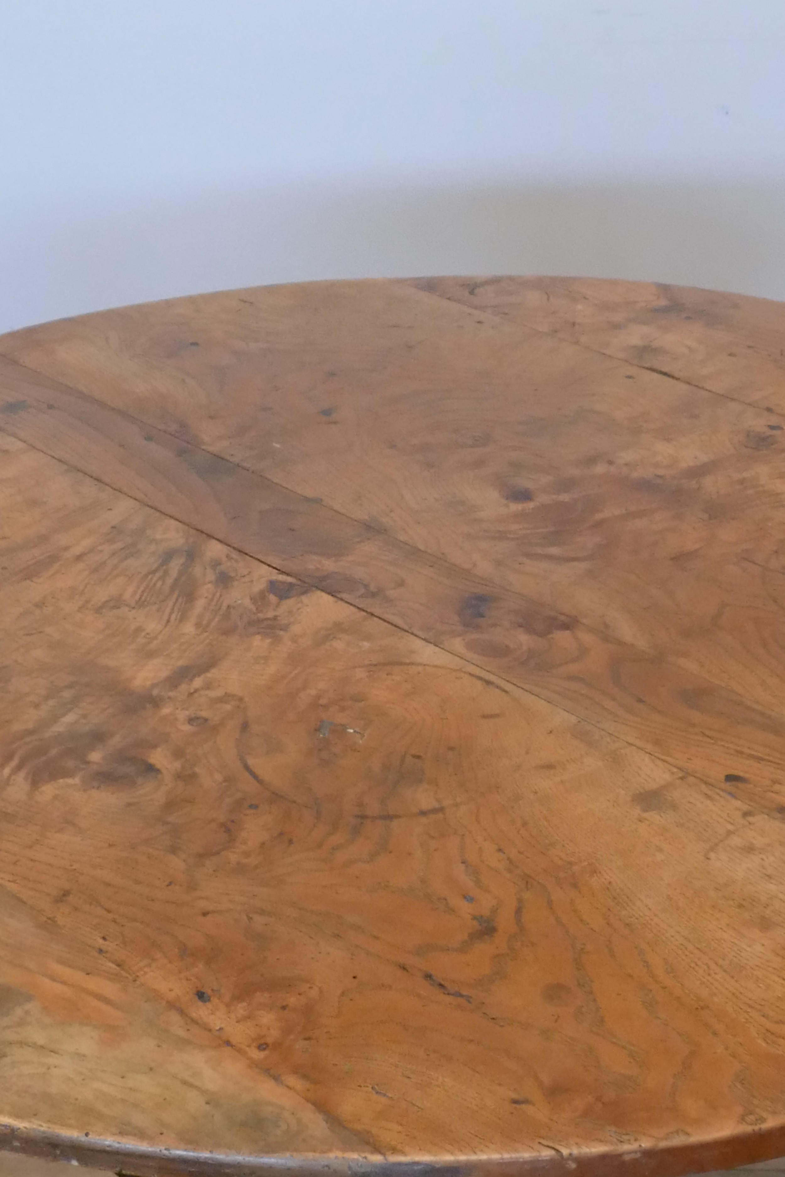 An 18th century country made circular elm table, five section top, frieze drawer, square tapering - Image 4 of 4