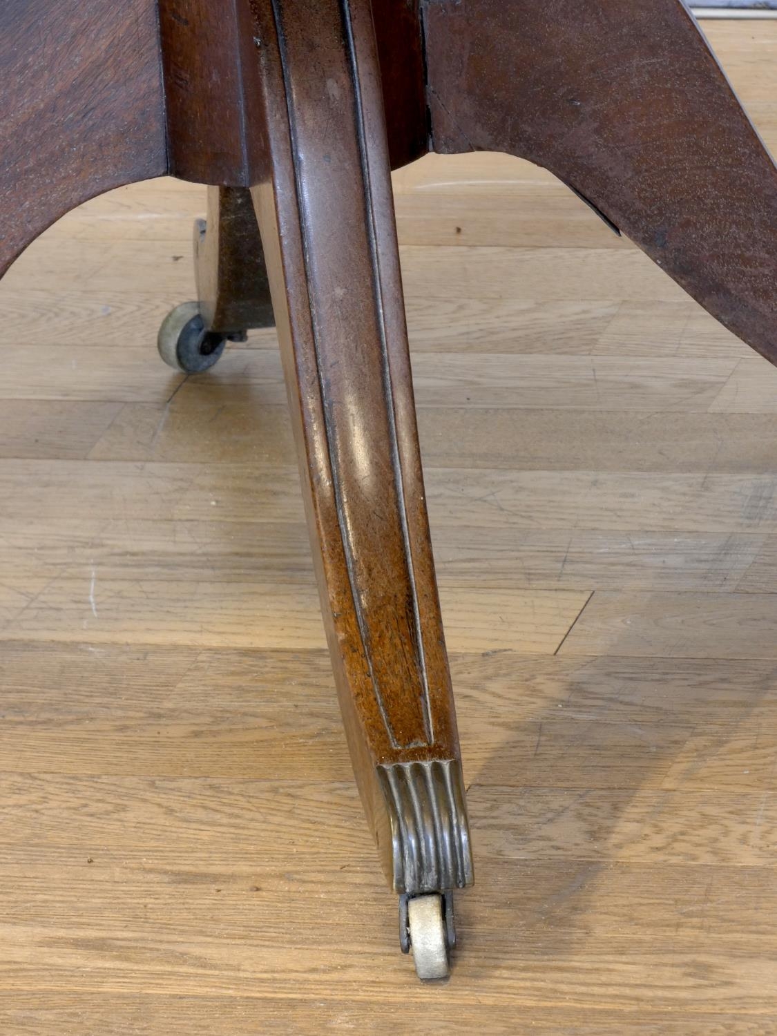 An early 19th century mahogany sofa table, raised on a turned pedestal, to a quatrefoil base, drawer - Image 6 of 7