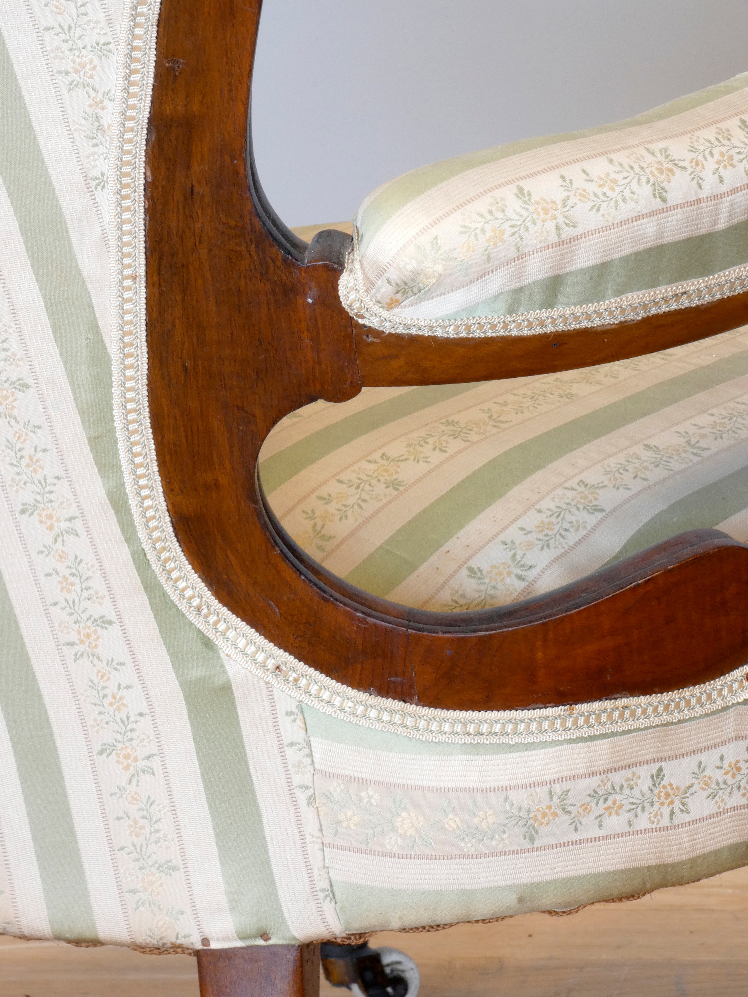 A Victorian carved mahogany button back parlour chair, padded arms, with carved cabriole front - Image 9 of 11