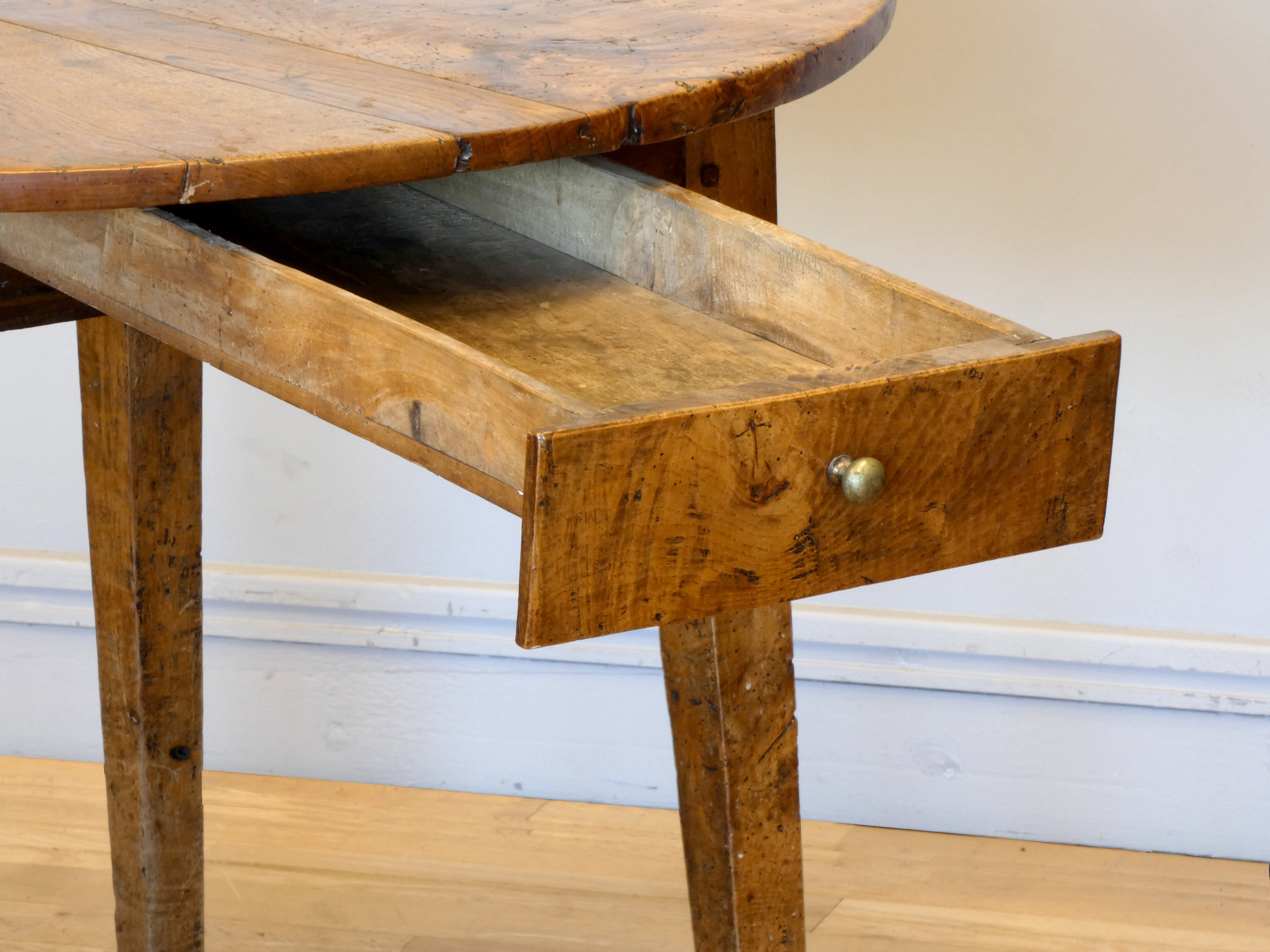 An 18th century country made circular elm table, five section top, frieze drawer, square tapering - Image 3 of 4