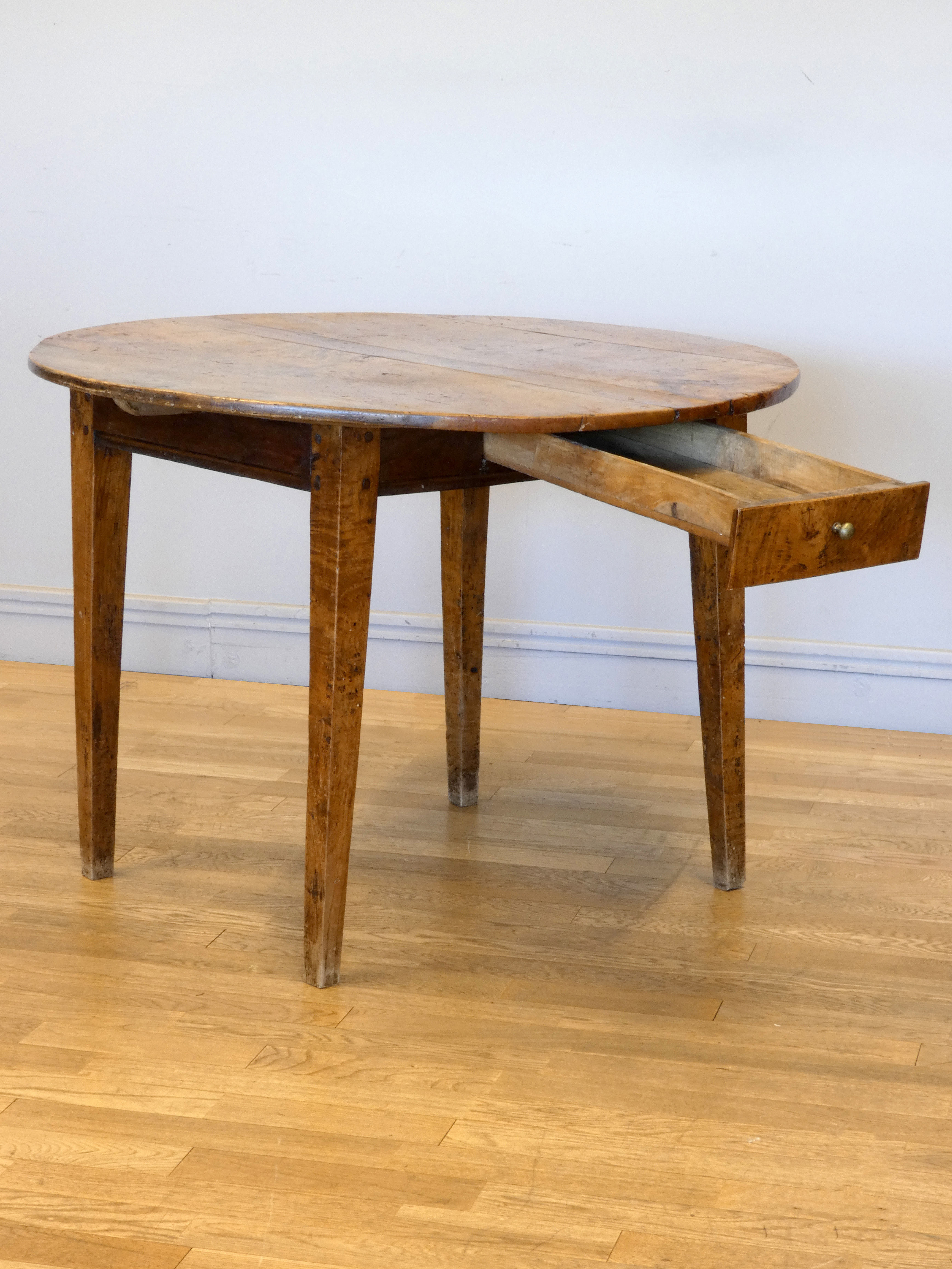 An 18th century country made circular elm table, five section top, frieze drawer, square tapering - Image 2 of 4