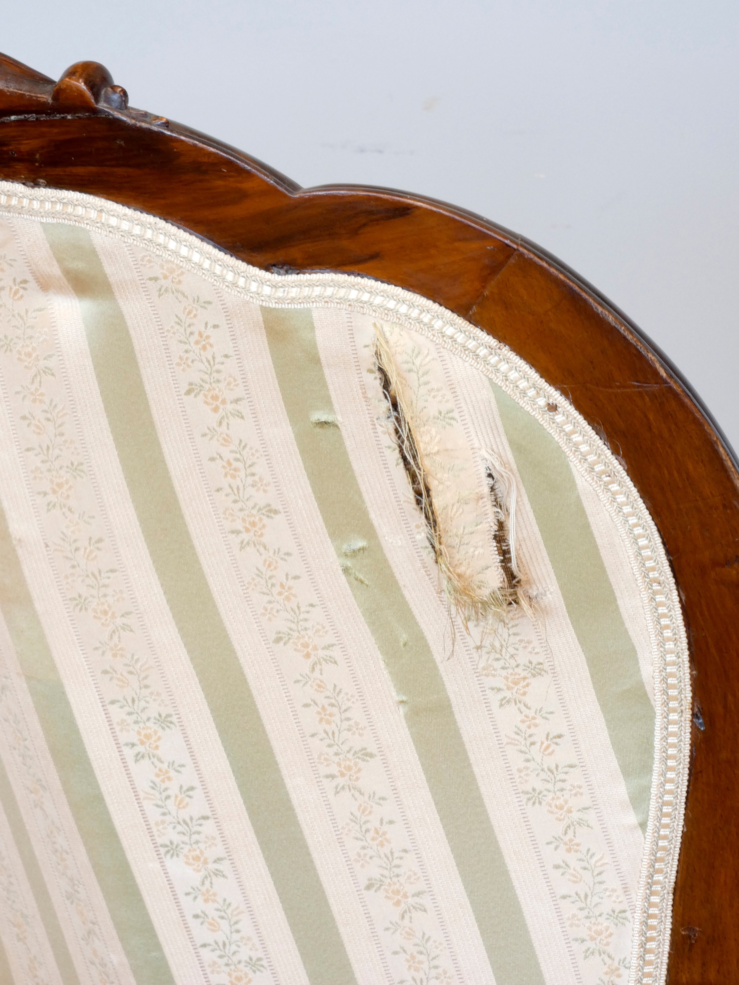 A Victorian carved mahogany button back parlour chair, padded arms, with carved cabriole front - Image 8 of 11