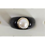 A Chinese 14K onyx and cultured pearl ring, plaque 14K, VVV, CHINA, Q