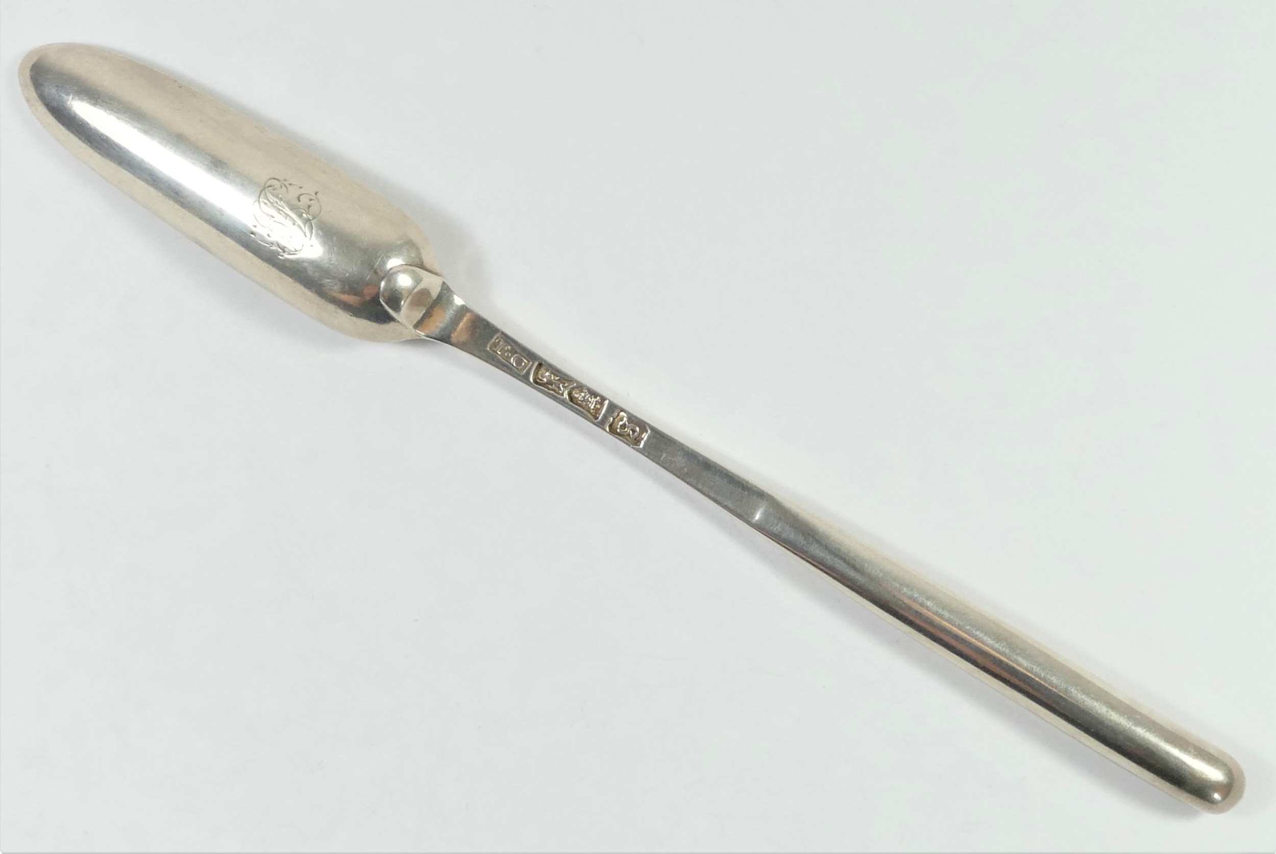 A George III silver double ended narrow scoop by Thomas Chawner, London 1773 with feather edge - Image 2 of 4