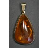 A .333 standard gold and amber pendant, 25mm