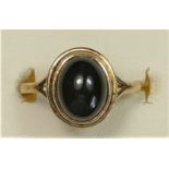 A 9ct gold cabochon paste ring, M, 1.5gm