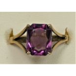 A 9ct gold purple paste single stone ring, O, 2.5gm