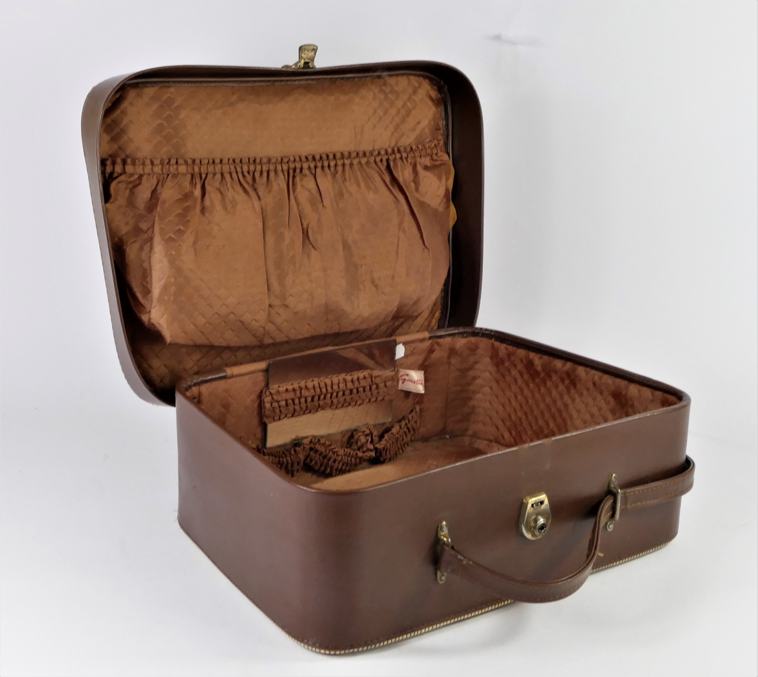 A collection of six mid 20th century and later suit & vanity cases. - Image 3 of 7