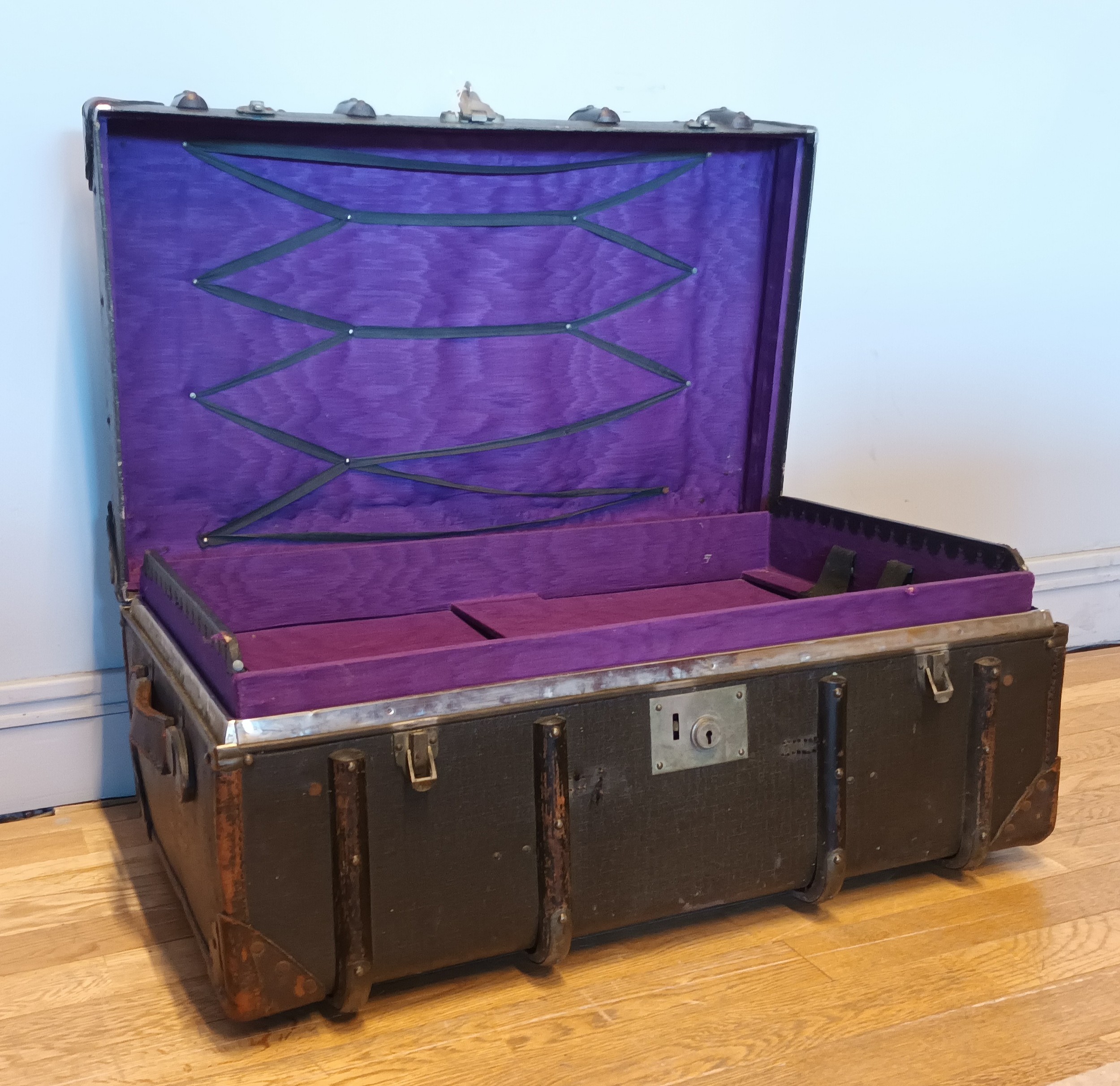An early 20th Century beech bound & leather traveling trunk, with lined interior and fitted divider. - Image 2 of 3