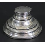 A silver desk inkwell, Birmingham 1925 diameter 10cm, loaded