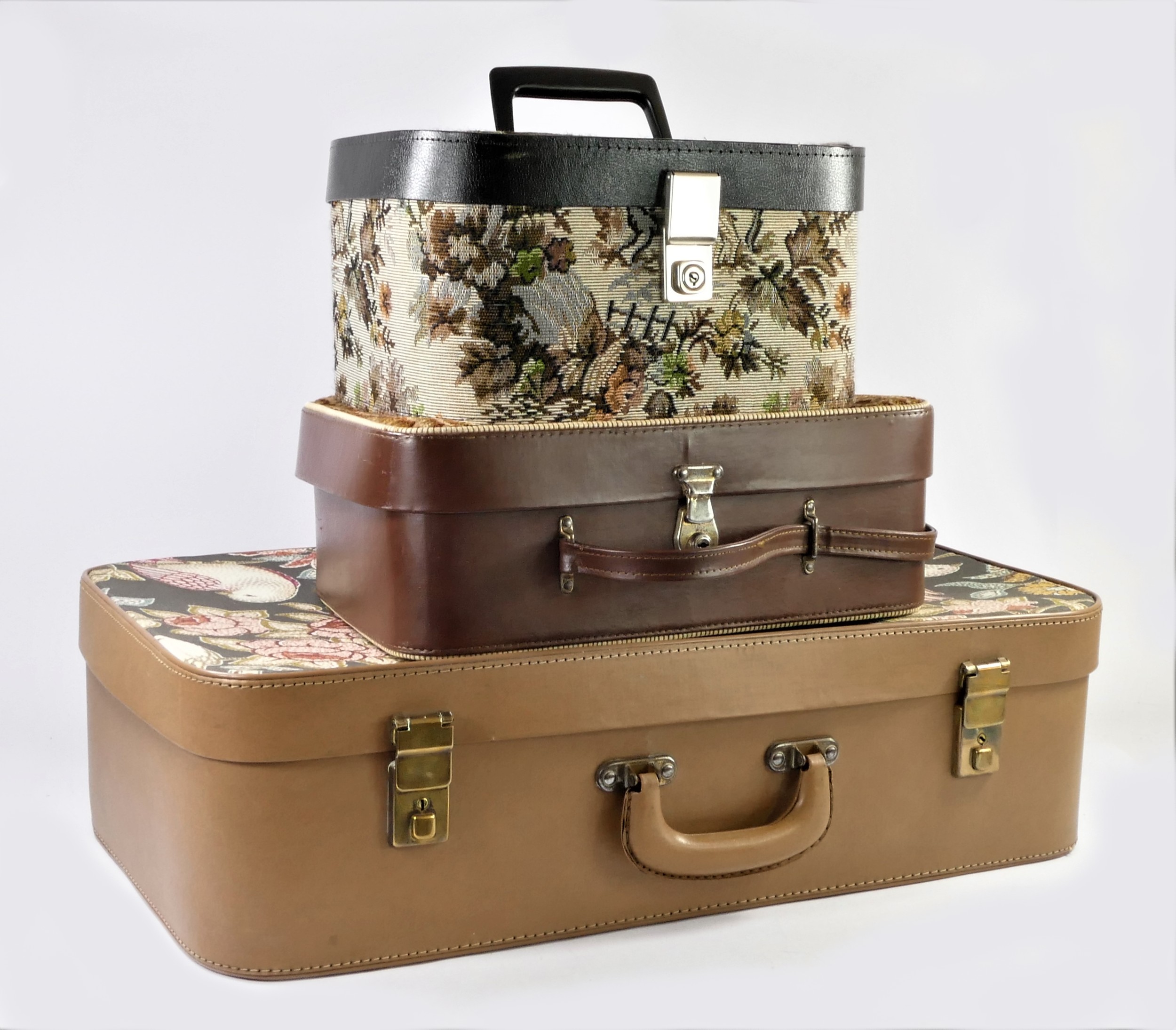 A collection of six mid 20th century and later suit & vanity cases.