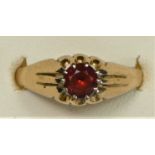 A 9ct gold garnet single stone ring, P, 2.2gm