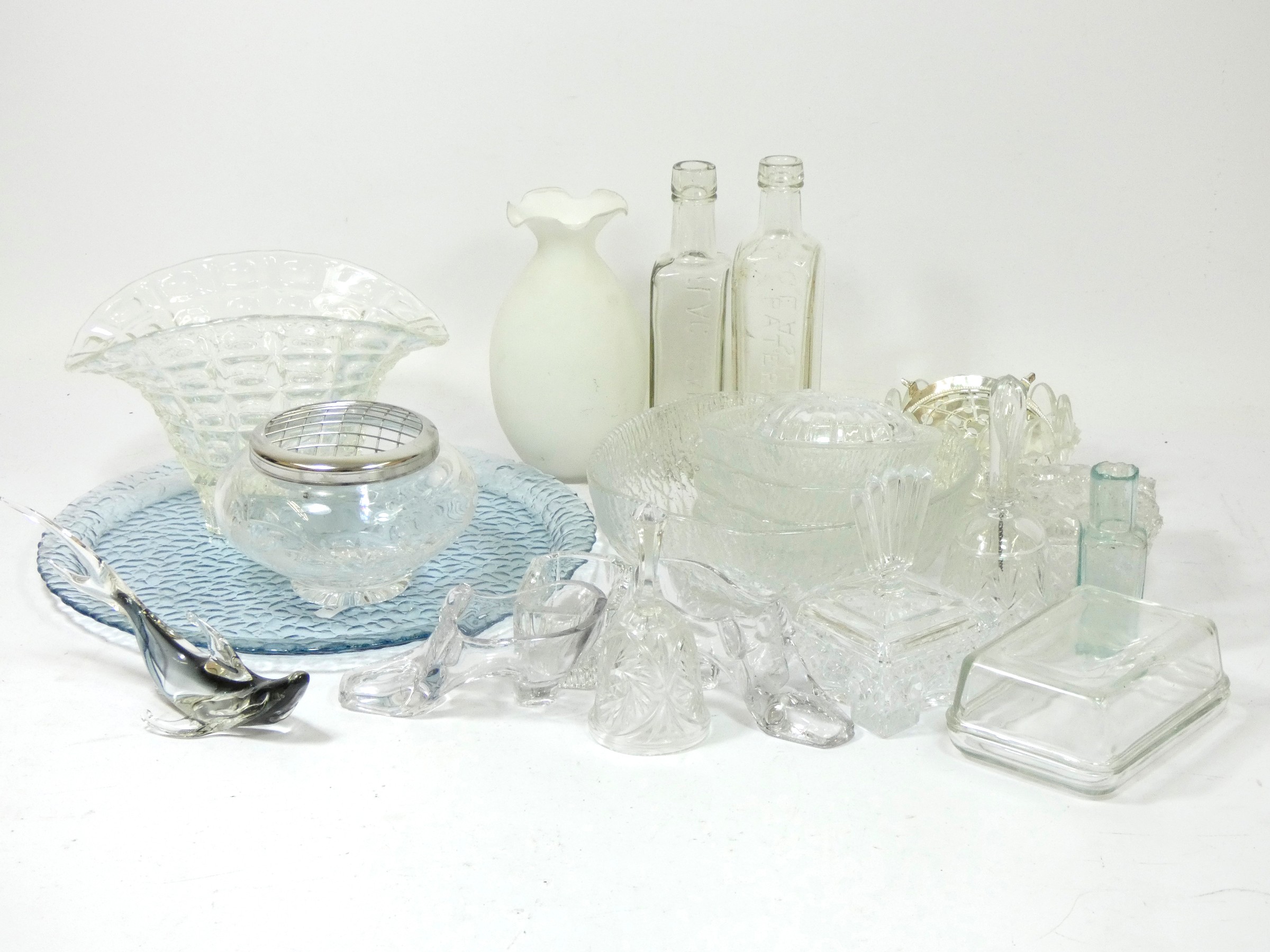 A large collection of ceramics and glassware, to include fruit bowls, vases, collector plates, - Image 3 of 10