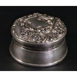 An embossed silver trinket box, Birmingham 1957, with hinged lid, diameter 8.5cm