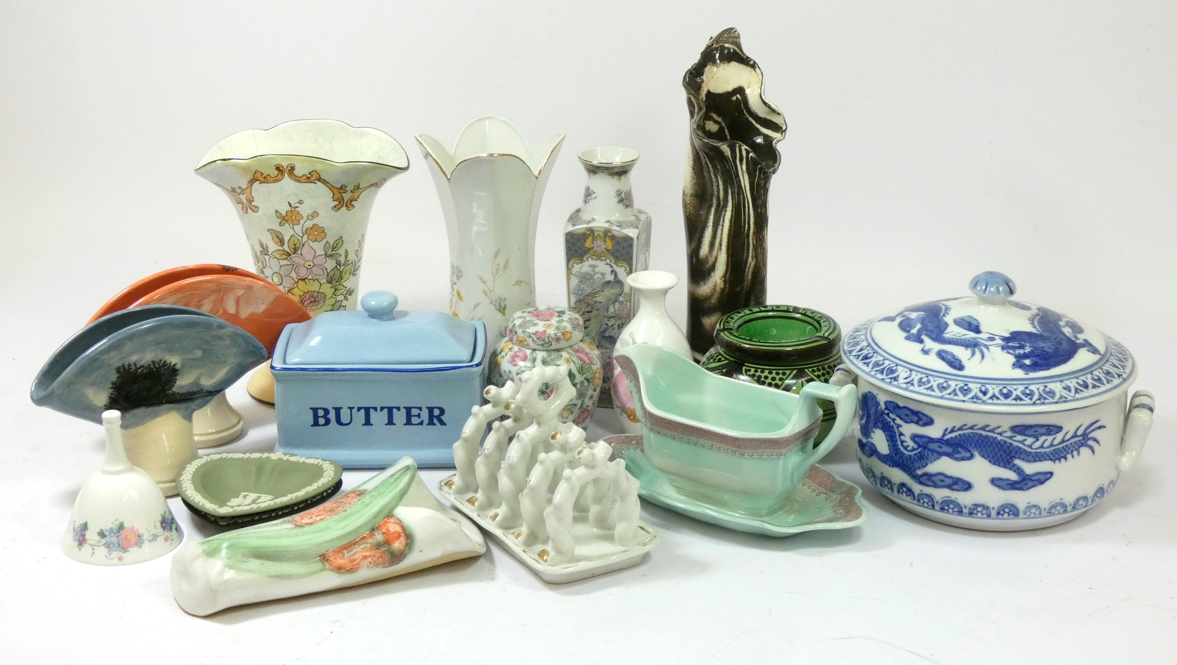 A large collection of ceramics and glassware, to include fruit bowls, vases, collector plates, - Image 6 of 10