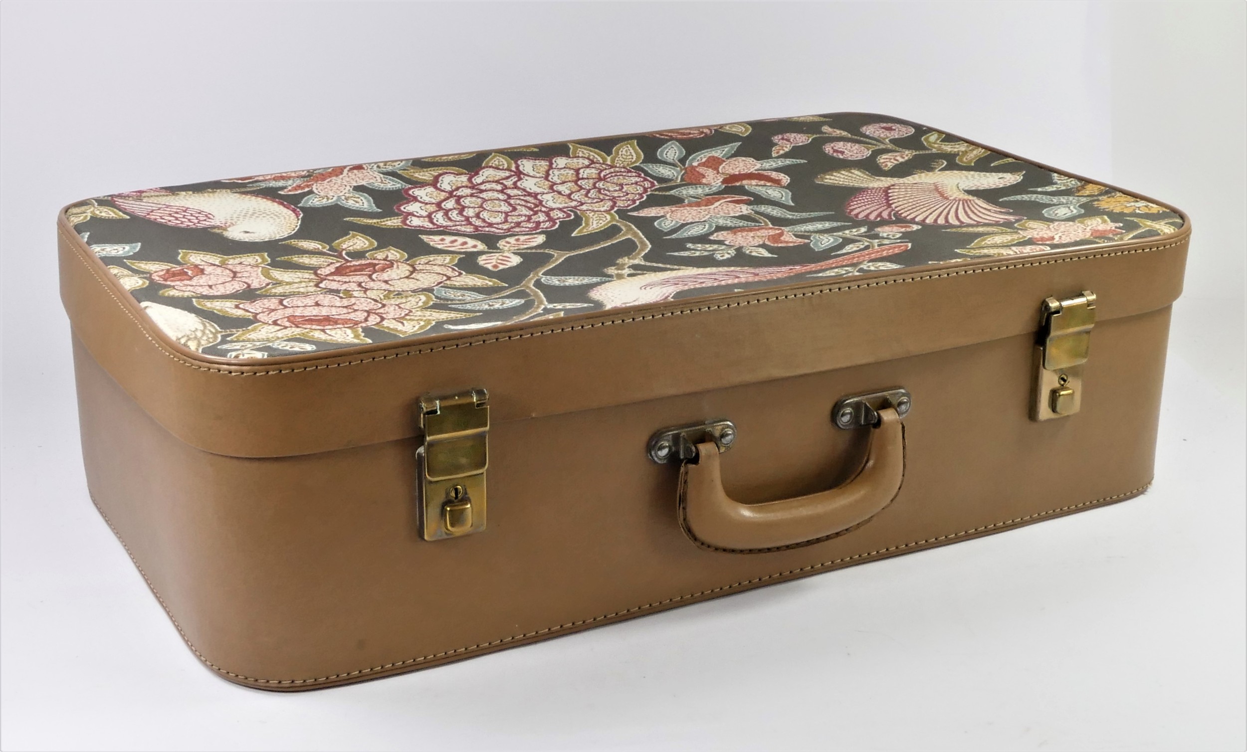 A collection of six mid 20th century and later suit & vanity cases. - Image 6 of 7