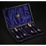 A silver set of six tea spoons and tongs, Sheffield 1919, 69gm, case