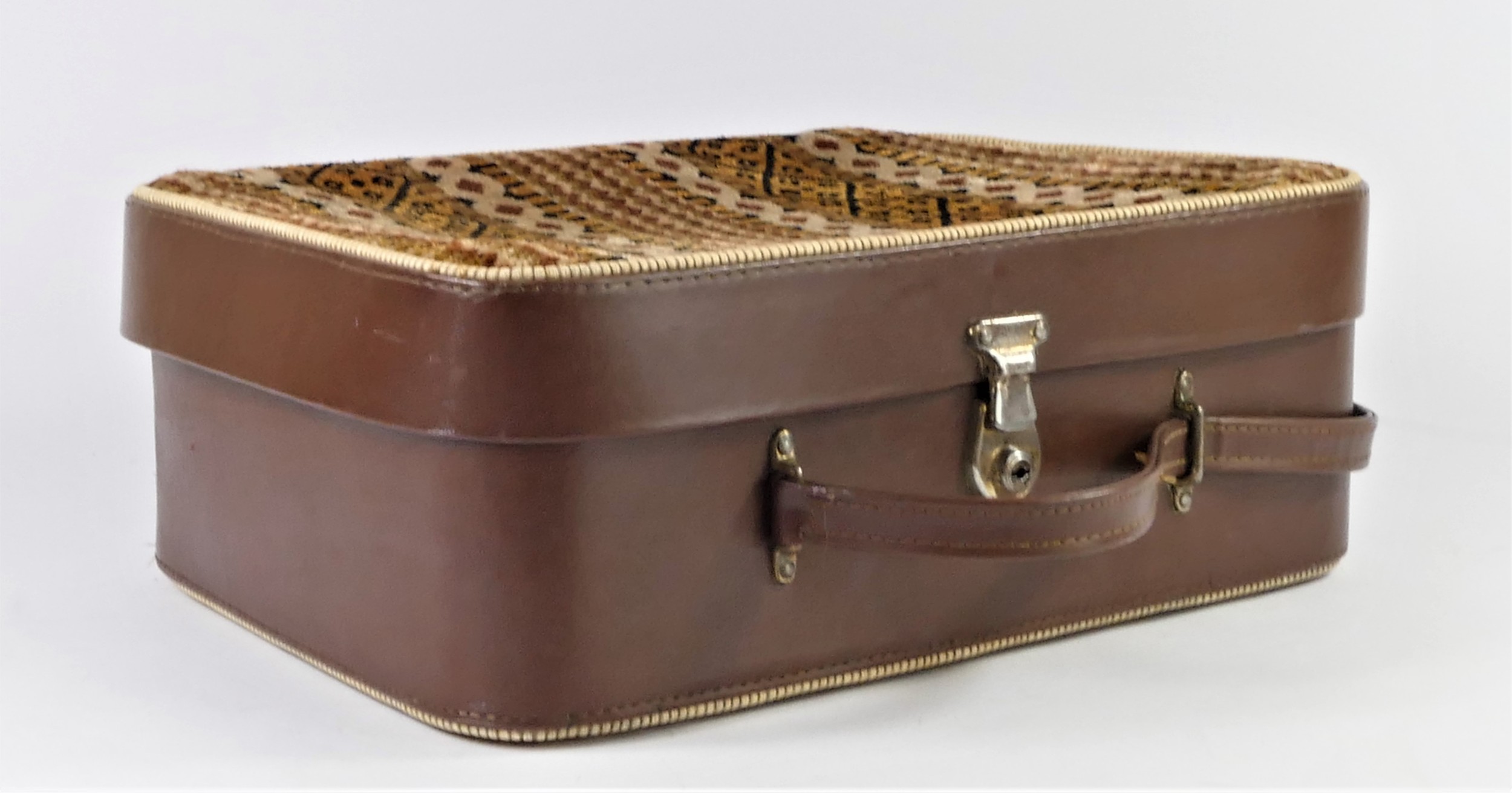 A collection of six mid 20th century and later suit & vanity cases. - Image 2 of 7