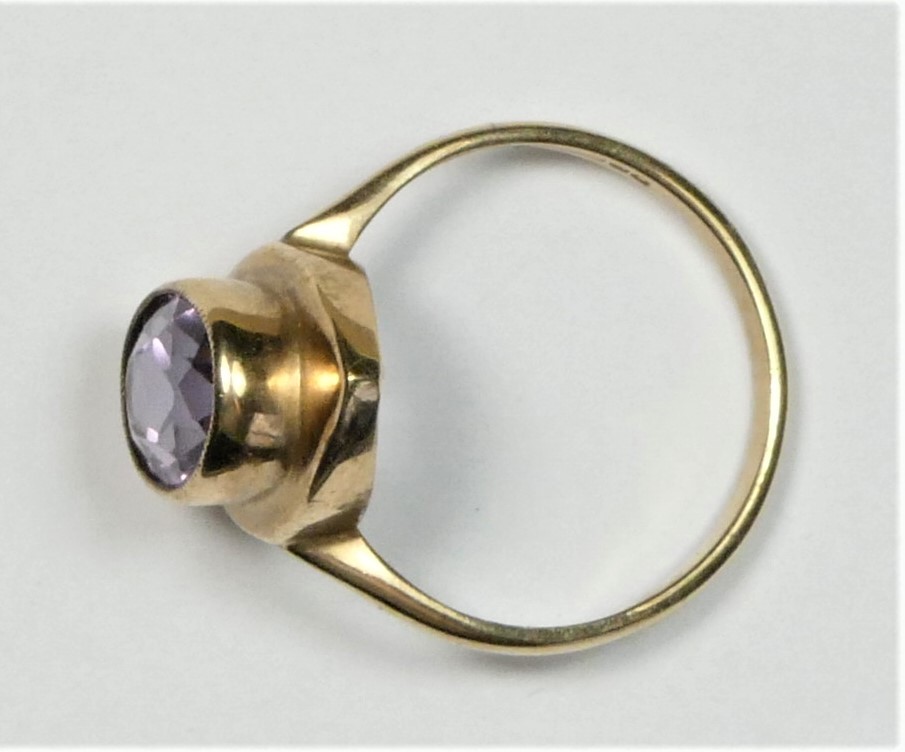 A 9ct rose gold and amethyst dress ring, milligrain collet set with a mixed cut stone, Q, 3.5gm - Image 2 of 2