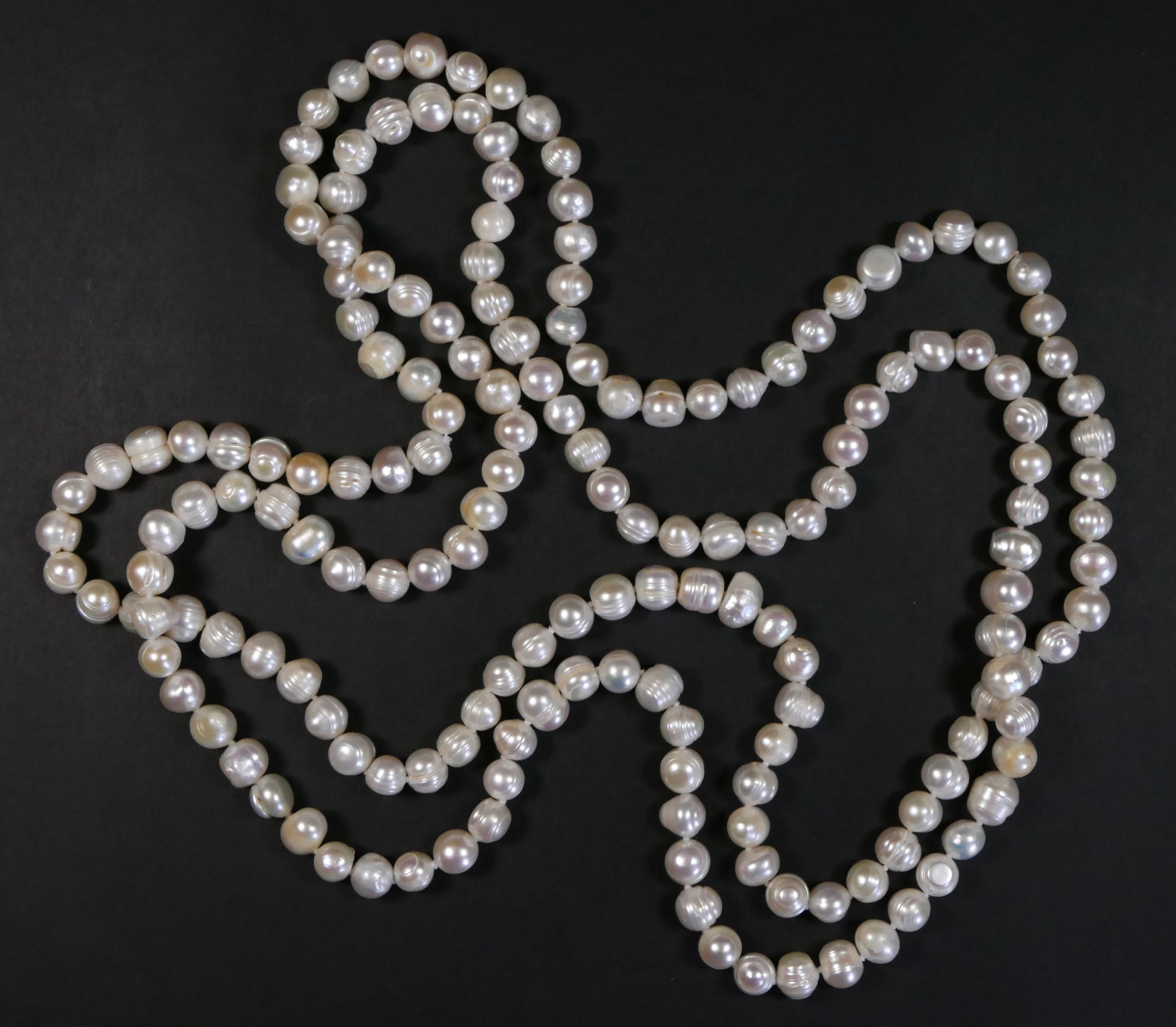 A freshwater pearl necklace of Opera length, beads 8 - 10mm, 155cm - Image 2 of 2