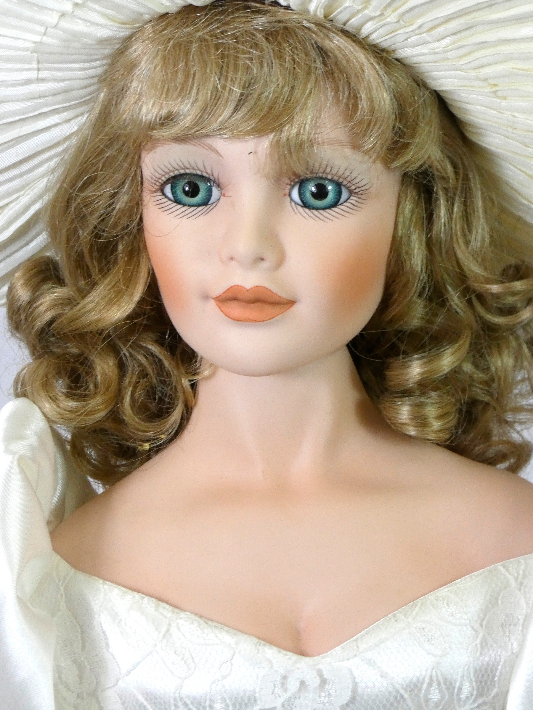 A bisque porcelain doll 'Elizabeth' Alberon series, sculptured by Christopher Paul and - Image 2 of 5