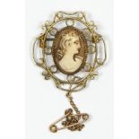 A 9ct gold shell cameo brooch, 33 x 28mm, 5gm