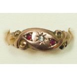 An Edwardian 9ct rose gold three stone ring, Chester 1907, M, 1.1gm