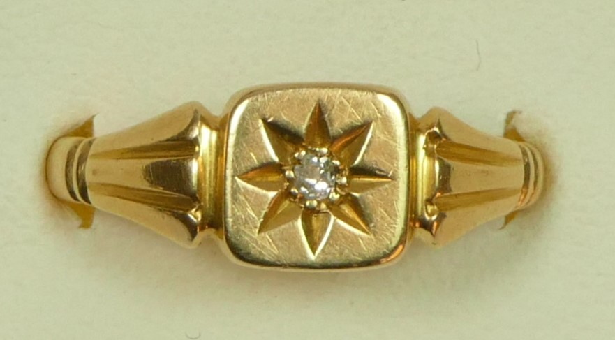 An 18ct gold and star gypsy set diamond panel ring, Birmingham 1920, Q 1/2, 3.6gm