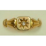 An 18ct gold and star gypsy set diamond panel ring, Birmingham 1920, Q 1/2, 3.6gm