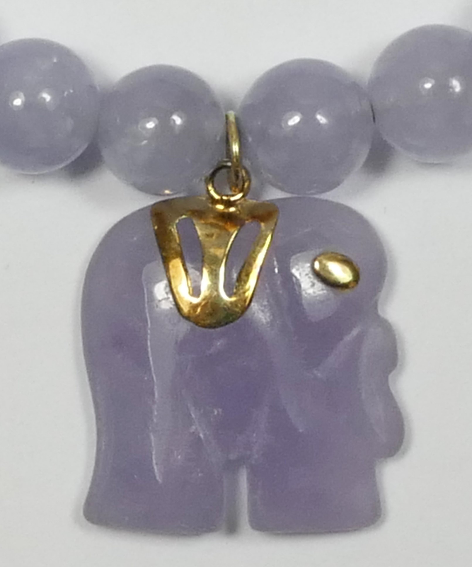 A lavender jade bead expanding bracelet with elephant charm, bead 8mm - Image 2 of 2