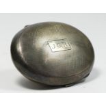 An oval silver box, Birmingham 1935, 8 x 5.5 x 2cm65gm