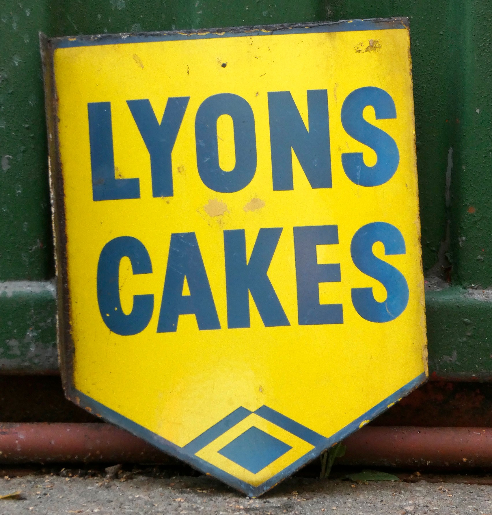 Lyons Cakes, a double sided wall mounted vitreous enamel advertising sign, 40 x 30cm. - Image 3 of 3