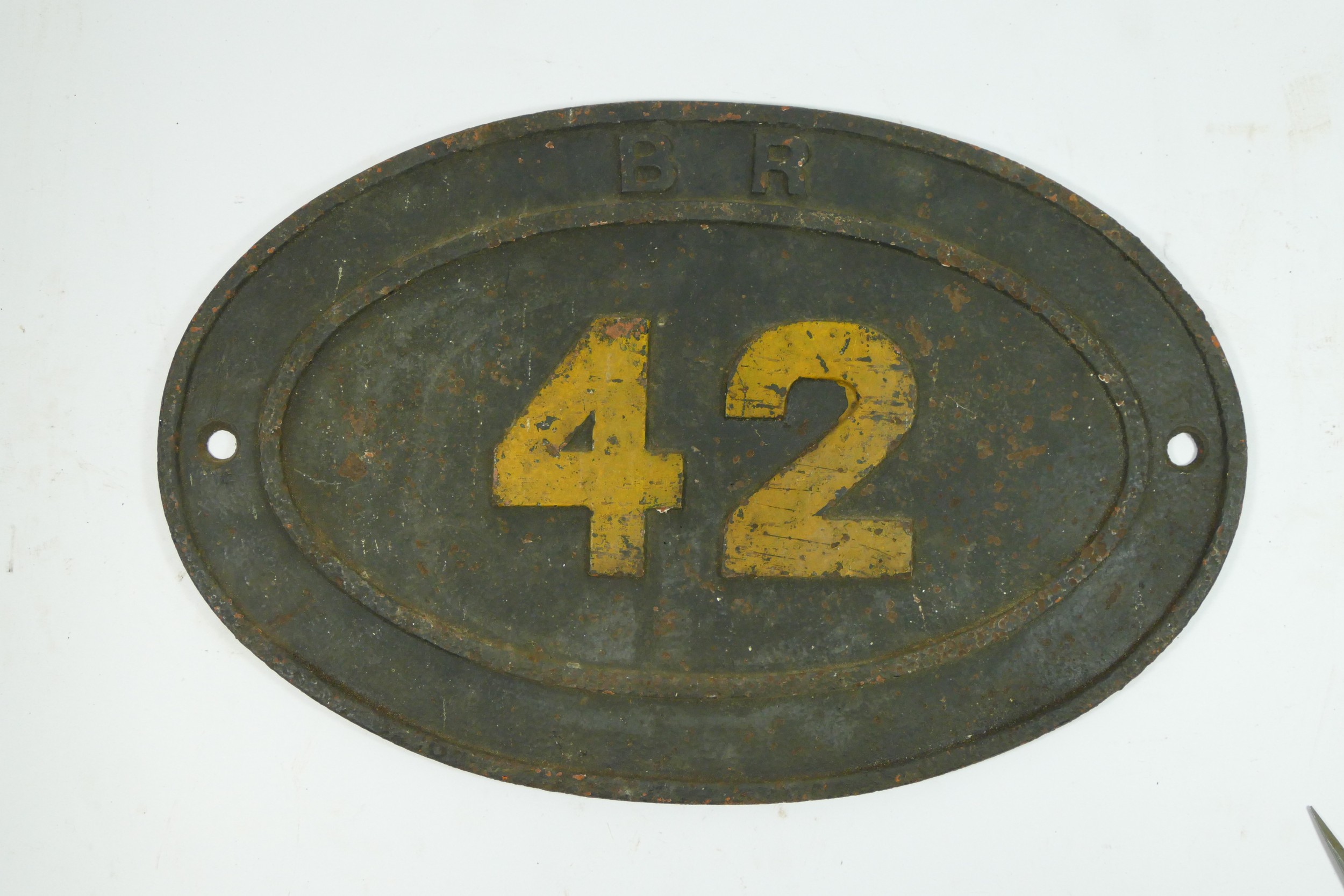 Oval cast iron railway bridge plate, BR 42, 45 x 29cm.