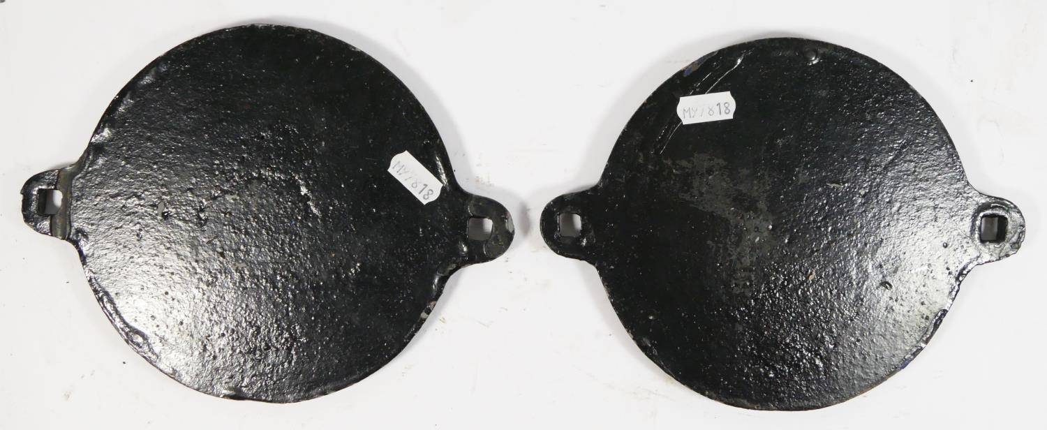 Two round cast iron railway wagon plates, LNER 1937, 20T, 27990. From same wagon, 23 x 17cm. (2) - Image 2 of 2