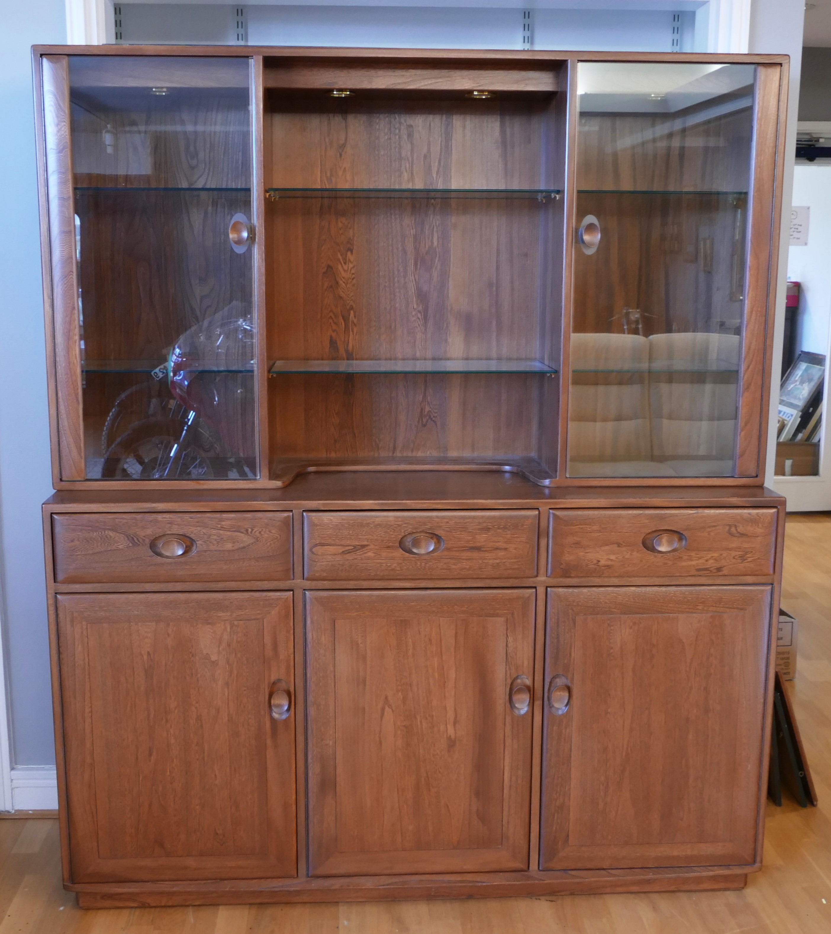 Ercol - elm display cabinet, two glazed doors flanking glass shelves with lighting above, the base - Bild 2 aus 3