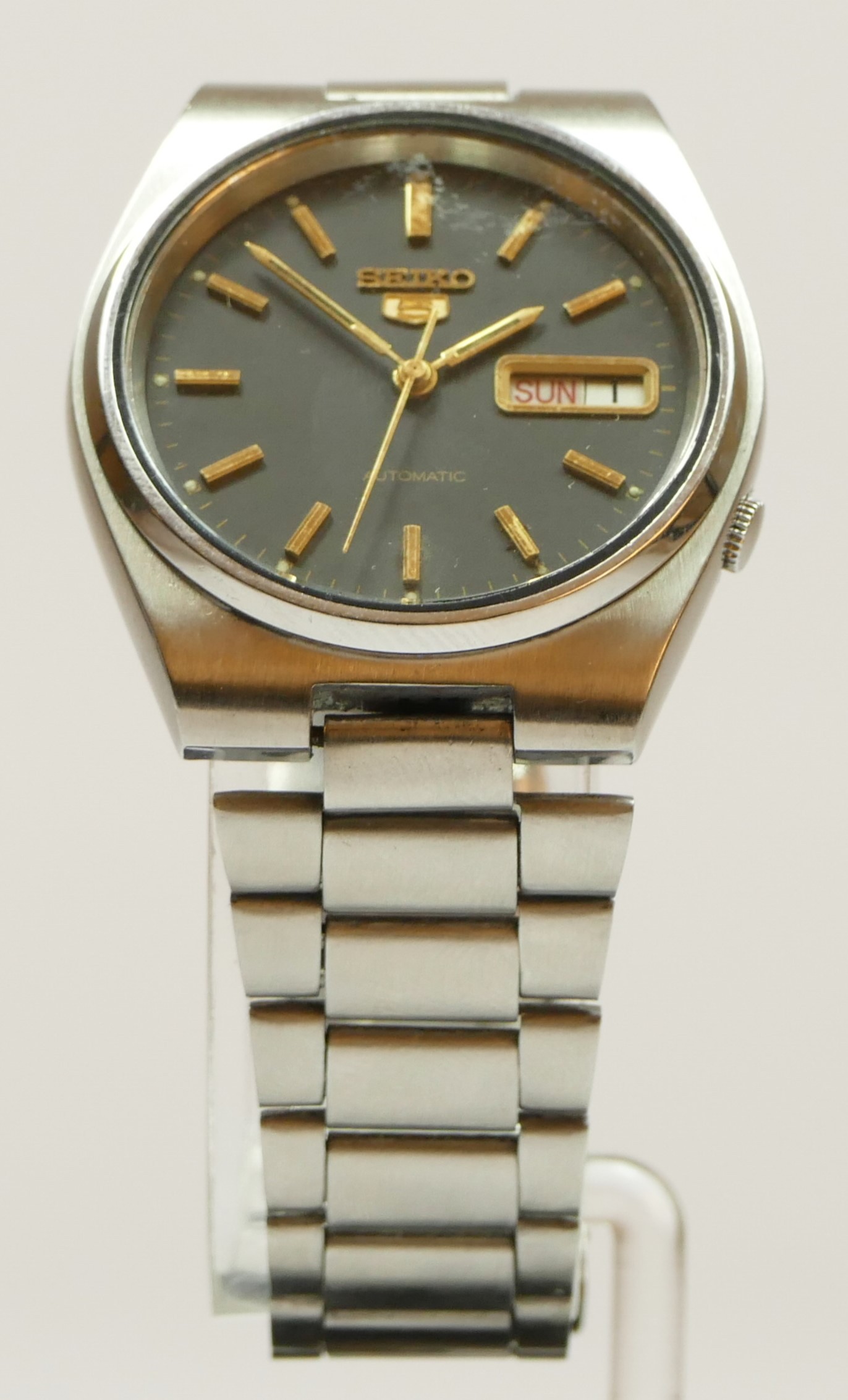 Seiko 5, a stainless steel day date black dial automatic gentleman's wristwatch, 7009-3130, original - Bild 2 aus 4