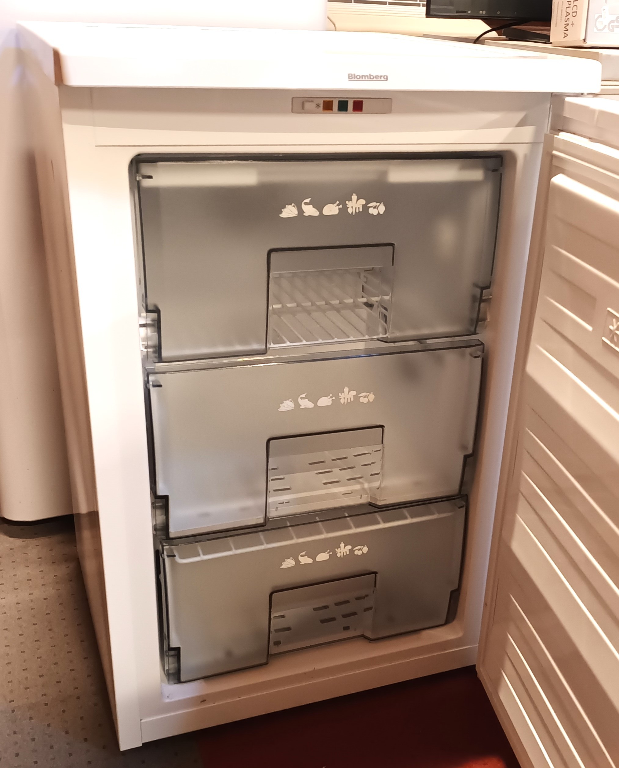 A Bloomberg 3 drawer under counter freezer - 83cm x 54cm. - Image 2 of 2