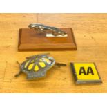 A Jaguar bonnet mascot, mounted on a wooden plinth, 19cm x 10cm, together with two AA grill